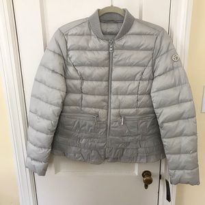 TAHARI EMILY SHORT PUFFER JACKET WITH RUFFLE HEM.